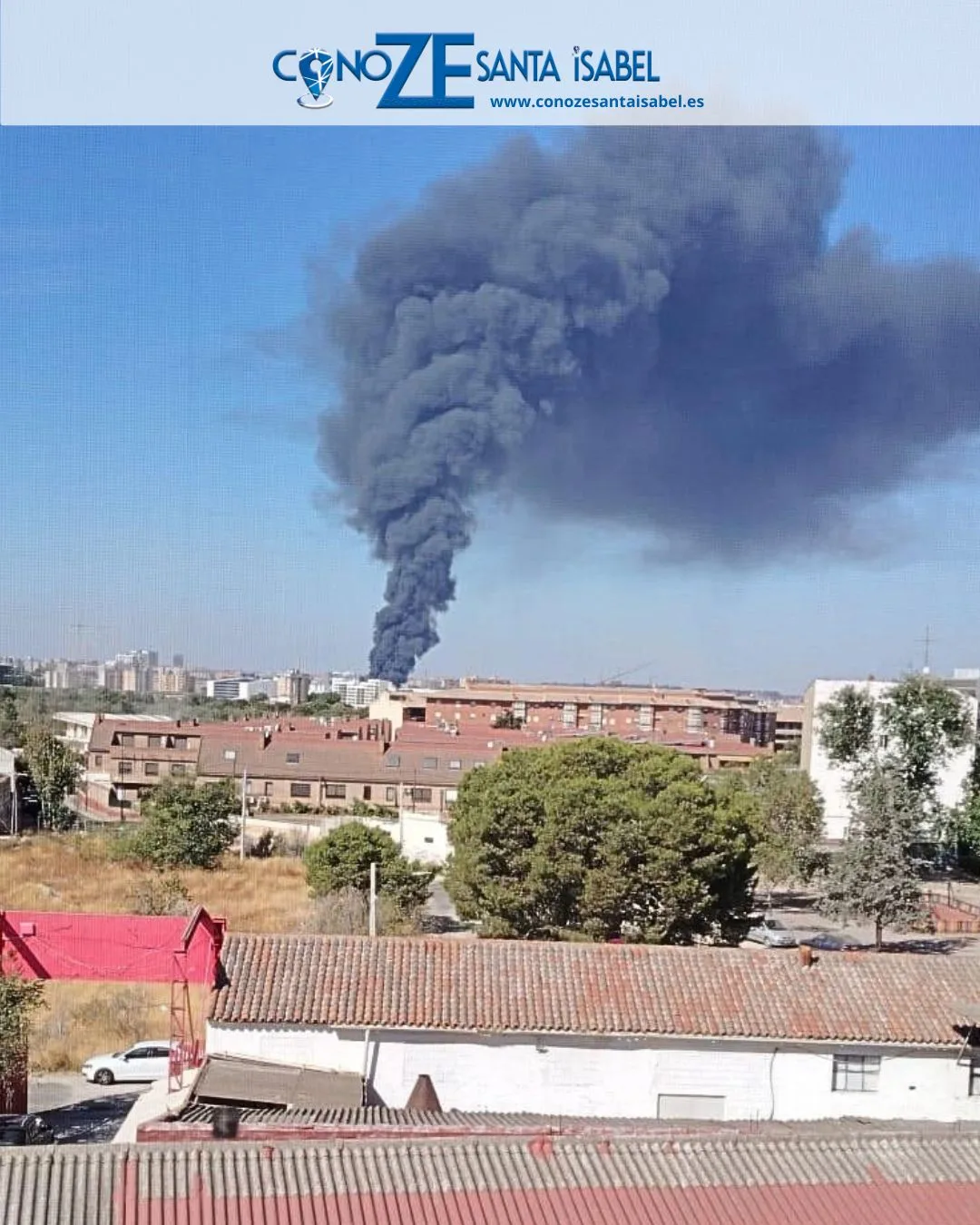 Una gran columna de humo por un incendio en Cogullada se deja ver desde Santa Isabel